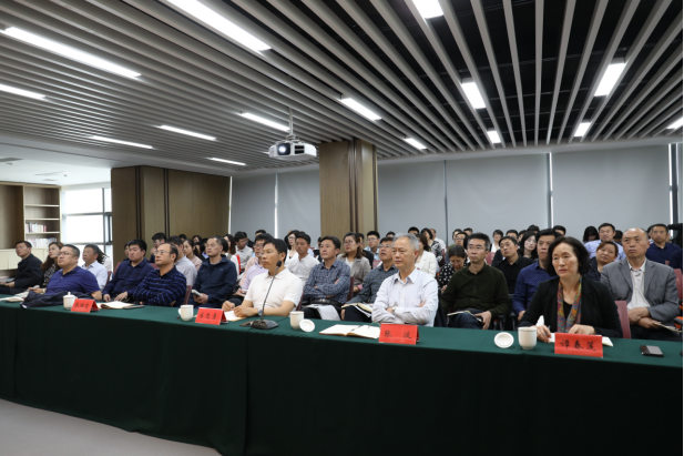 威海城投召开党委理论学习中心组（扩大）会议2.png