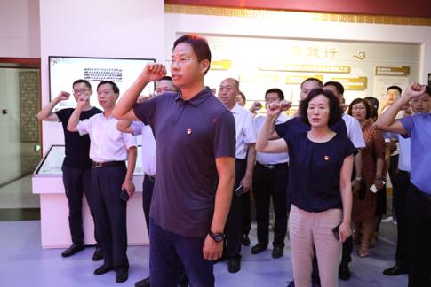 威海城投组织党员干部到市反腐倡廉教育展厅接受廉政教育4.jpg